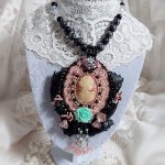 Plastron Marquise brodé perles nacrées, cabochon résine, rondes obsidienne pierre de gemme, dentelle et rocailles verres